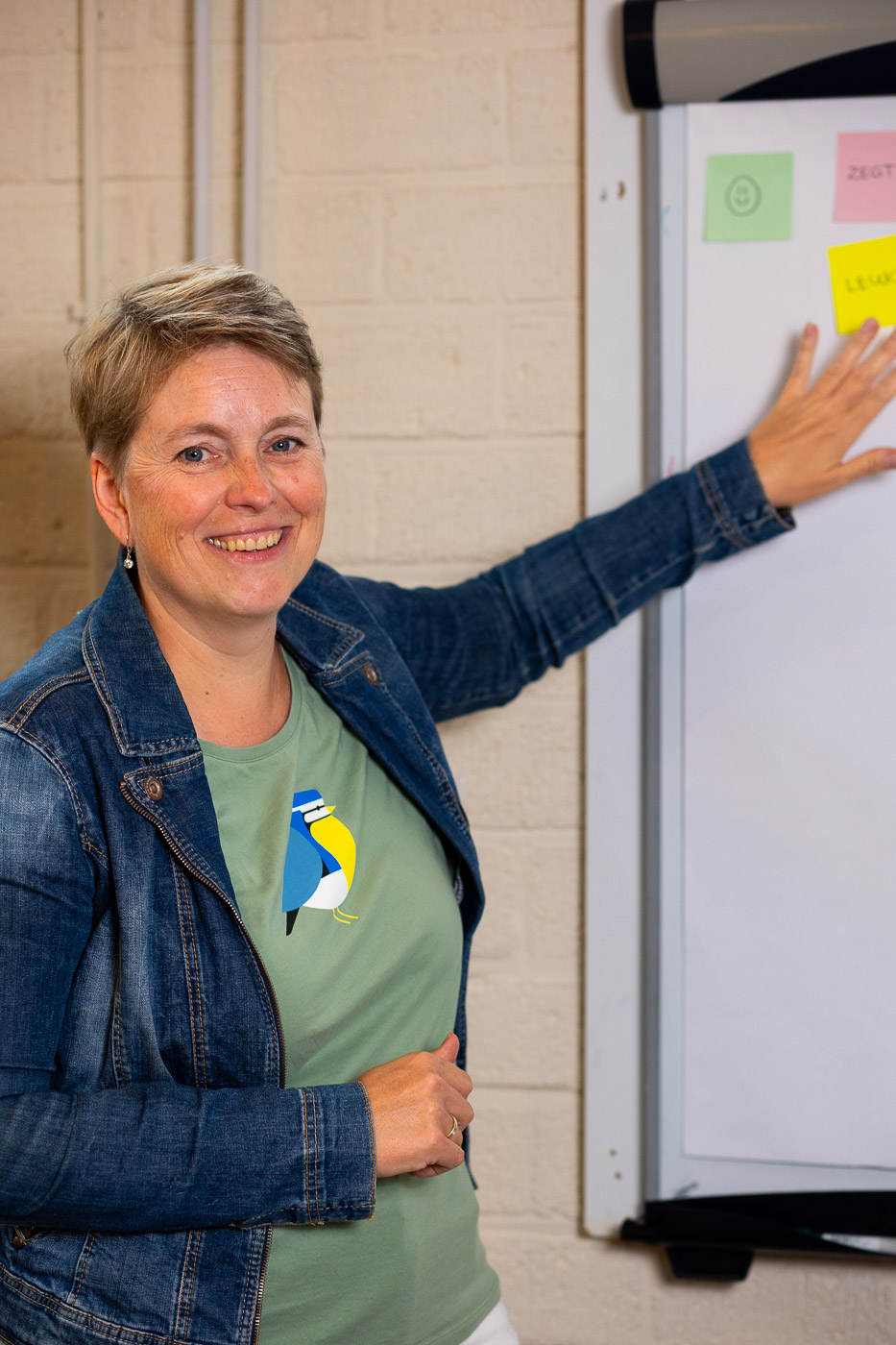 Babette Egges voor een white board met post it's tijdens een workshop.